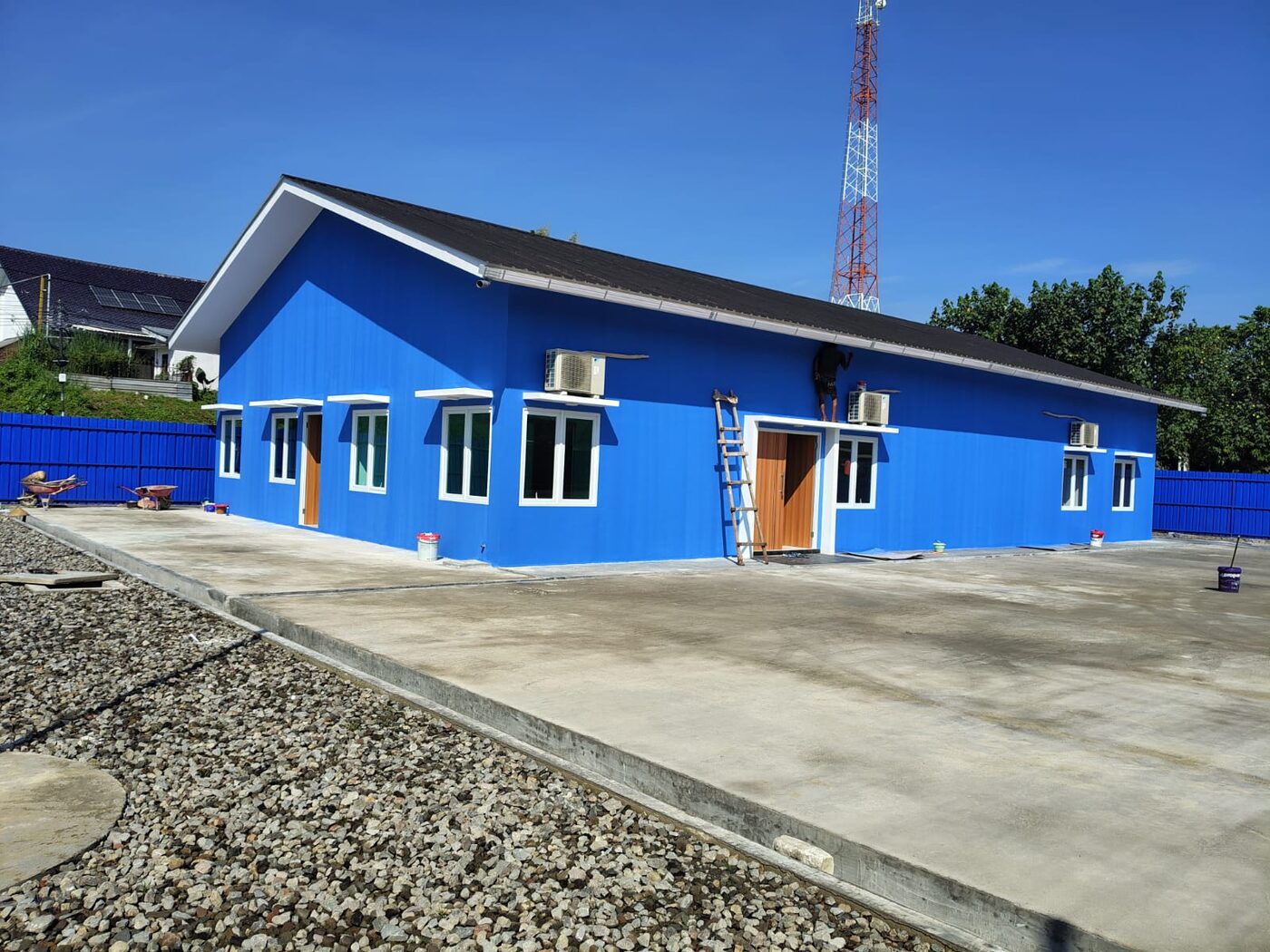 Bangunan satu lantai berfasad biru setelah finishing eksterior
