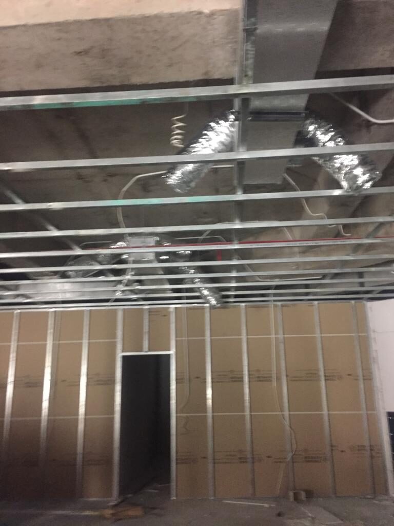 Rangka partisi gypsum dan ducting AC