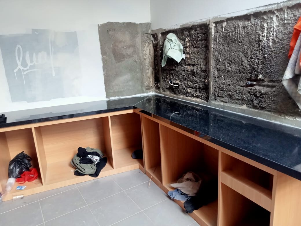 Meja dapur granit hitam berbentuk L