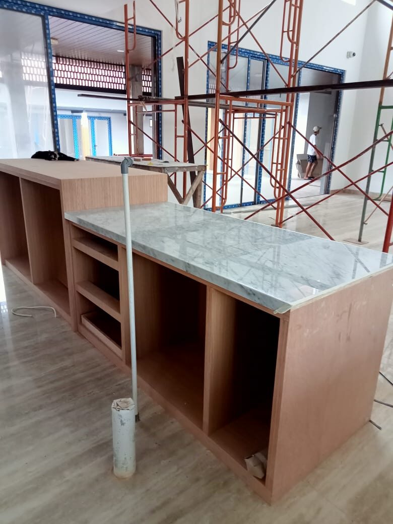 Kitchen island dengan top marmer