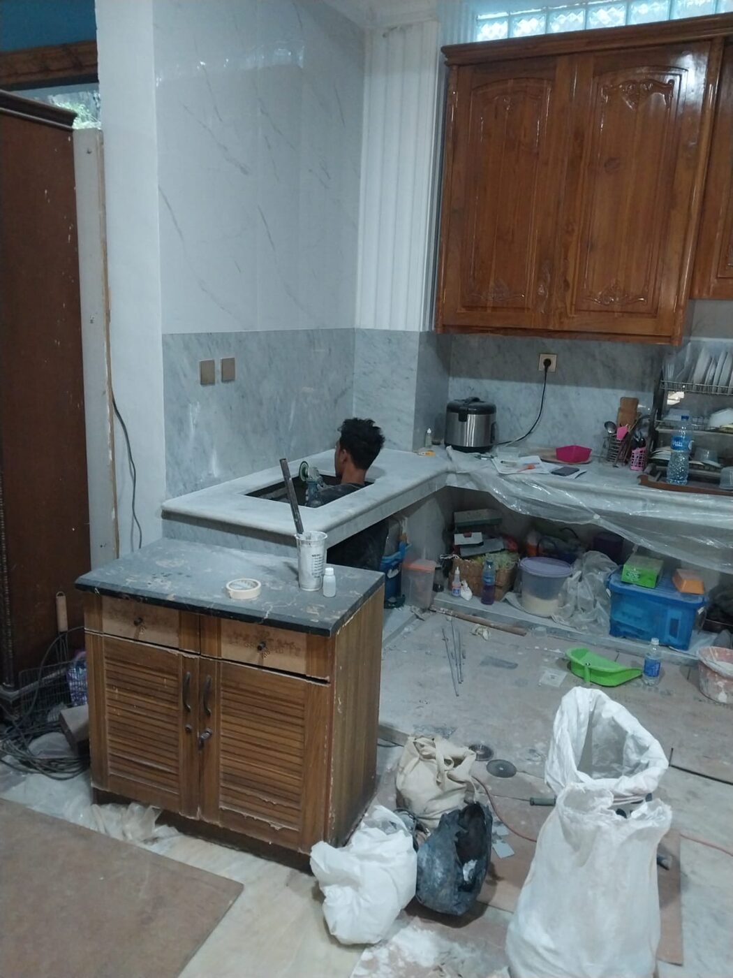 Renovasi dapur: pemasangan meja dan dinding marmer